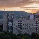 Waterfront City Apt Buda Hills Views&Free Parking