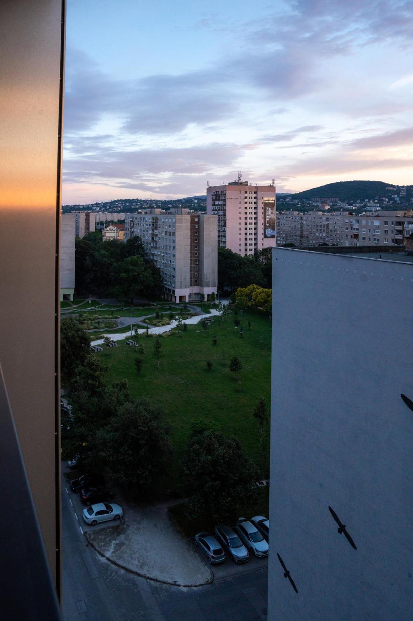 Waterfront Buda Hills Views&free Parking Apartment